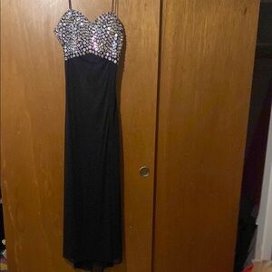 Elegant Black Evening Dress with Embellished Bodice